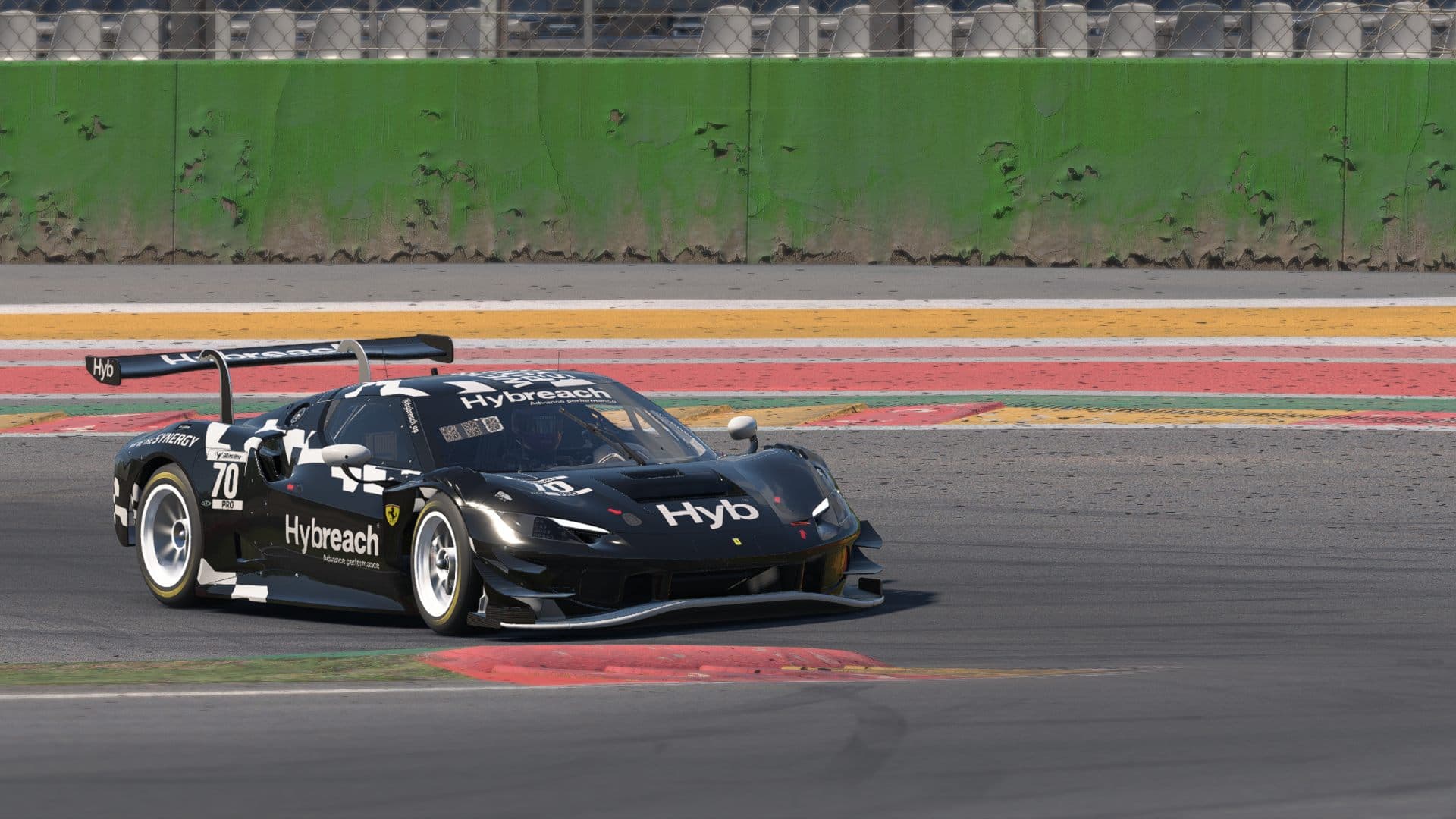 Ferrari 296 GT3 con livery Hybreach número 70 en vuelta de clasificación en iRacing